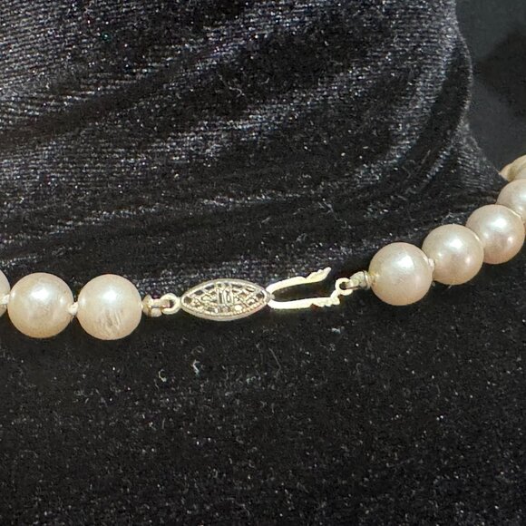 String of Faux Pearls Costume Necklace, Matinee Length, Fishhook Clasp, Vintage - Picture 9 of 15
